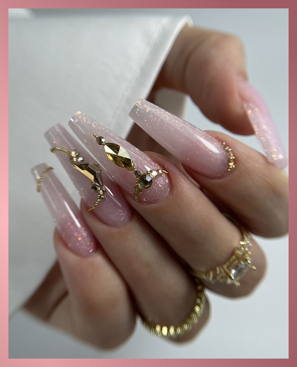 Brokatowy manicure tytanowy ze złotymi zdobieniami