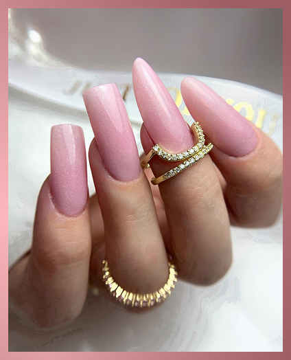 Manicure tytanowy w kolorze pudrowego różu