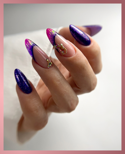 Manicure tytanowy w kolorze granatowym i brokatowymi zdobieniami