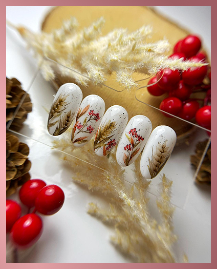 Paznokcie tytanowe ze zdobieniami