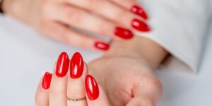 Manicure tytanowe w kolorze czerwonym